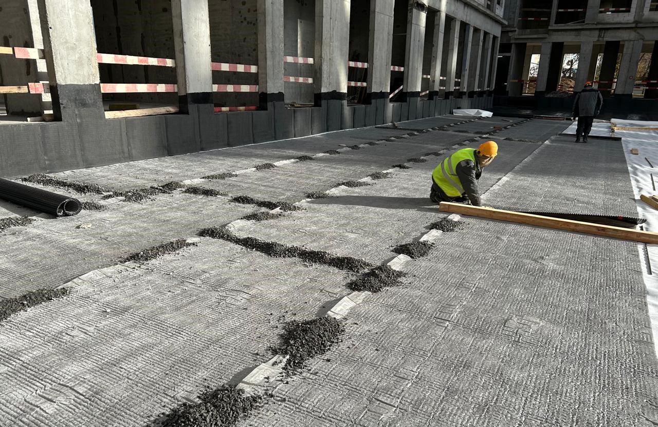 Шипоподібна мембрана з геотекстилем